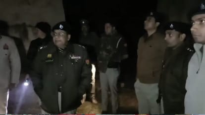 मुठभेड़ स्थल पर पुलिस अफसर
