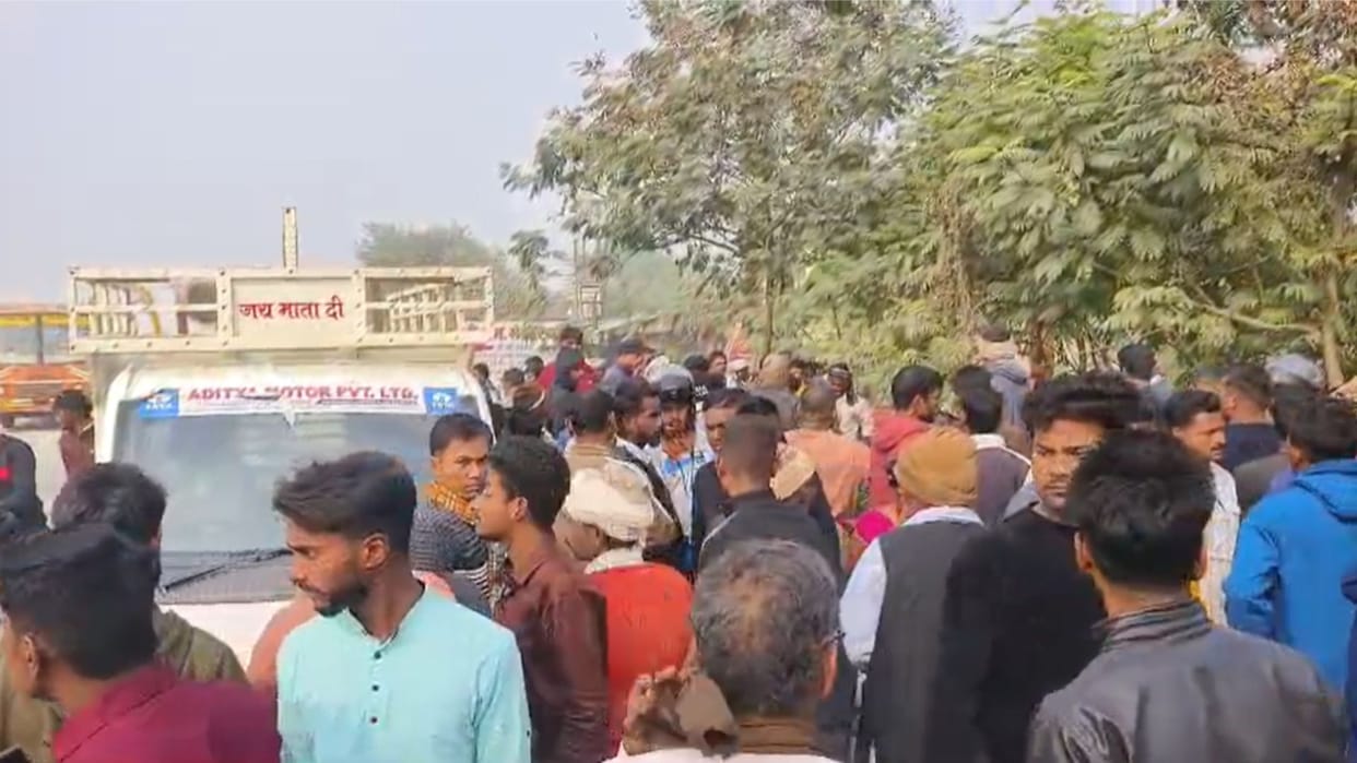 pickup truck carrying devotees returning from  fair overturned injuring several people in azamgarh