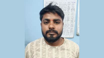 Salesman arrested for selling liquor more than prescribed quantity in Arjuni of Bhatapara