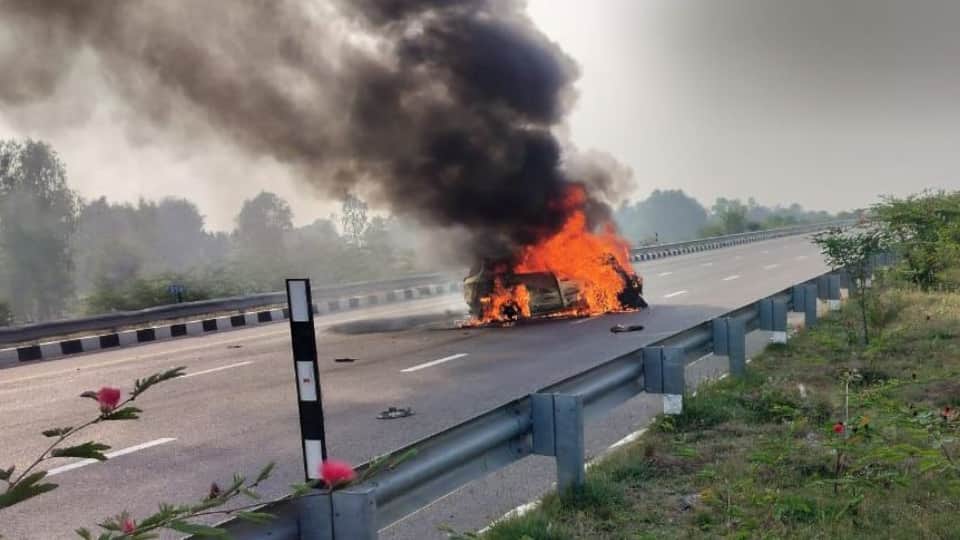 two car collided mother and four children died accident on Purvanchal Expressway in Barabanki