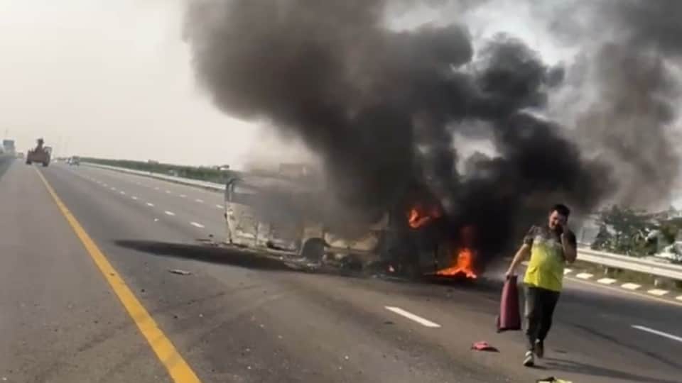 two car collided mother and four children died accident on Purvanchal Expressway in Barabanki