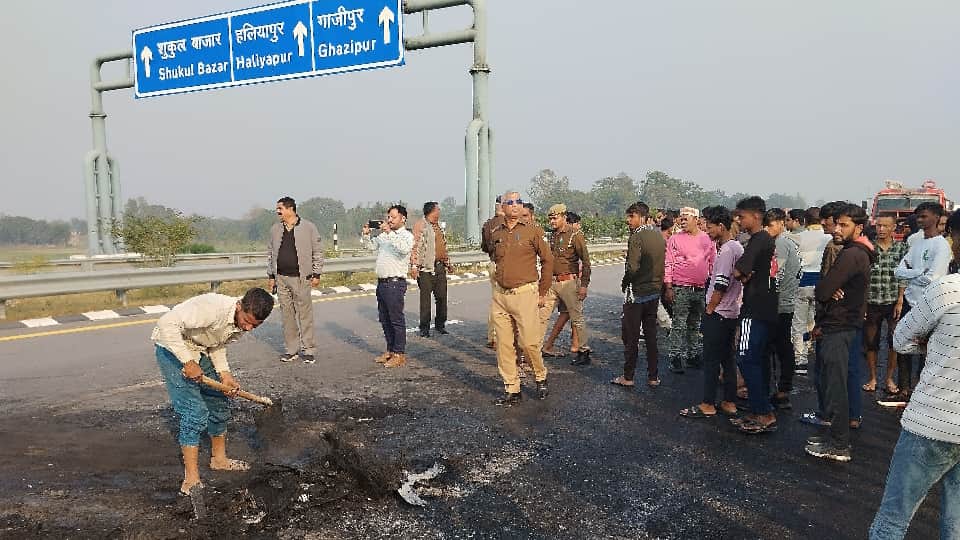 two car collided mother and four children died accident on Purvanchal Expressway in Barabanki