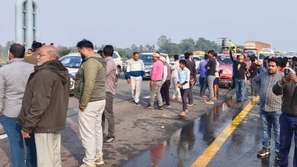 two car collided mother and four children died accident on Purvanchal Expressway in Barabanki