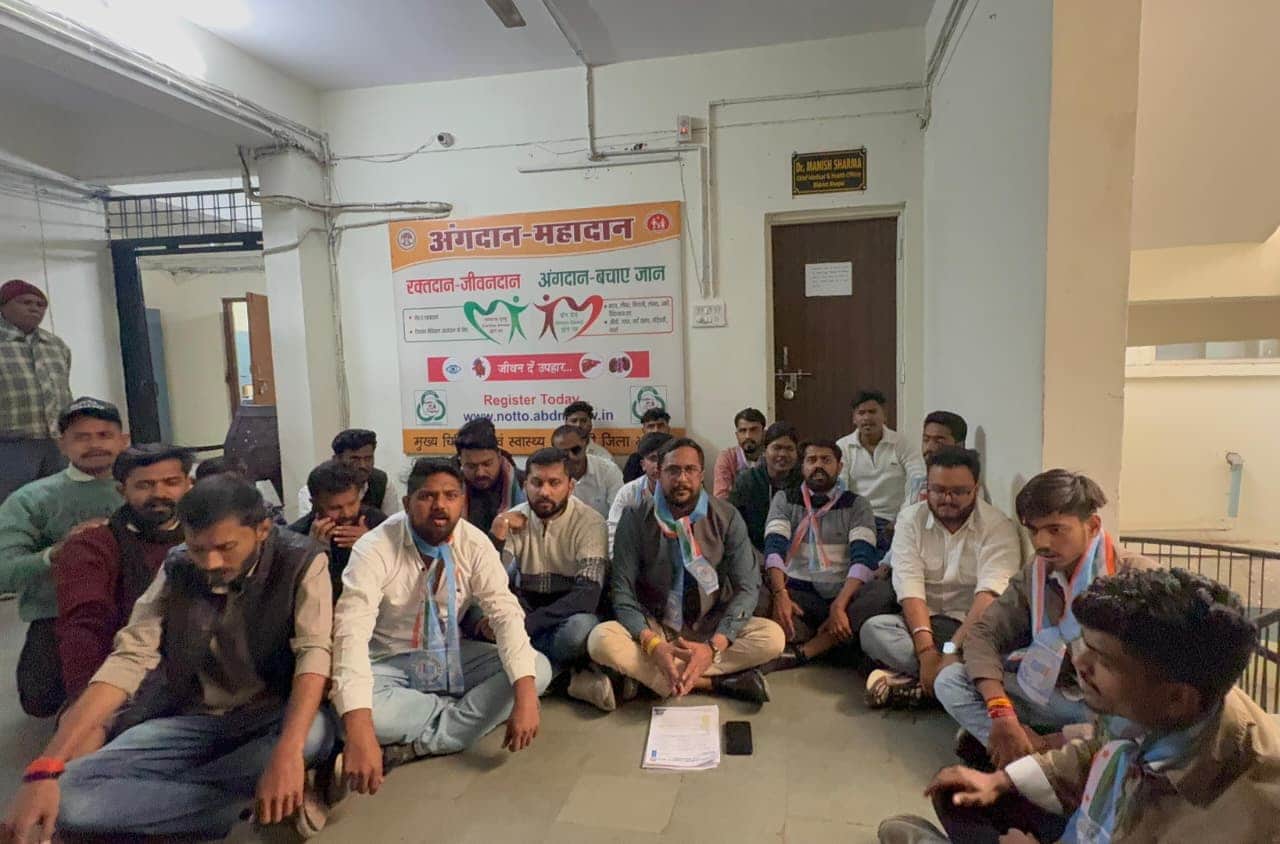 सीएमएचओ कार्यालय में विरोध प्रदर्शन