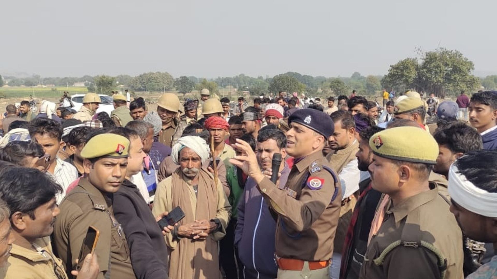 Chaos in Mirzapur Sheep thieves and police held hostage for 12 hours van pelted with stones