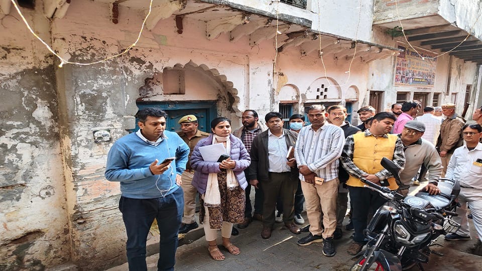 DM Conducts Home Verification of Missing Voters in SIR, Several Houses Found Locked