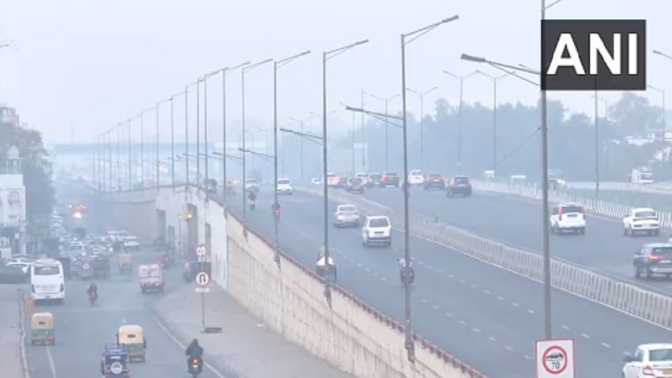 Delhi Air Pollution News Today AQI crosses 300 in several areas of Delhi including Bawana, Ashok Vihar