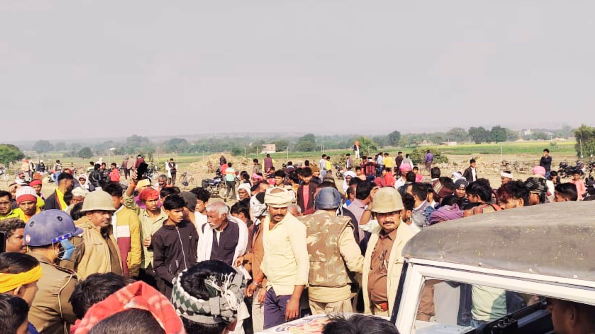 Chaos in Mirzapur Sheep thieves and police held hostage for 12 hours van pelted with stones