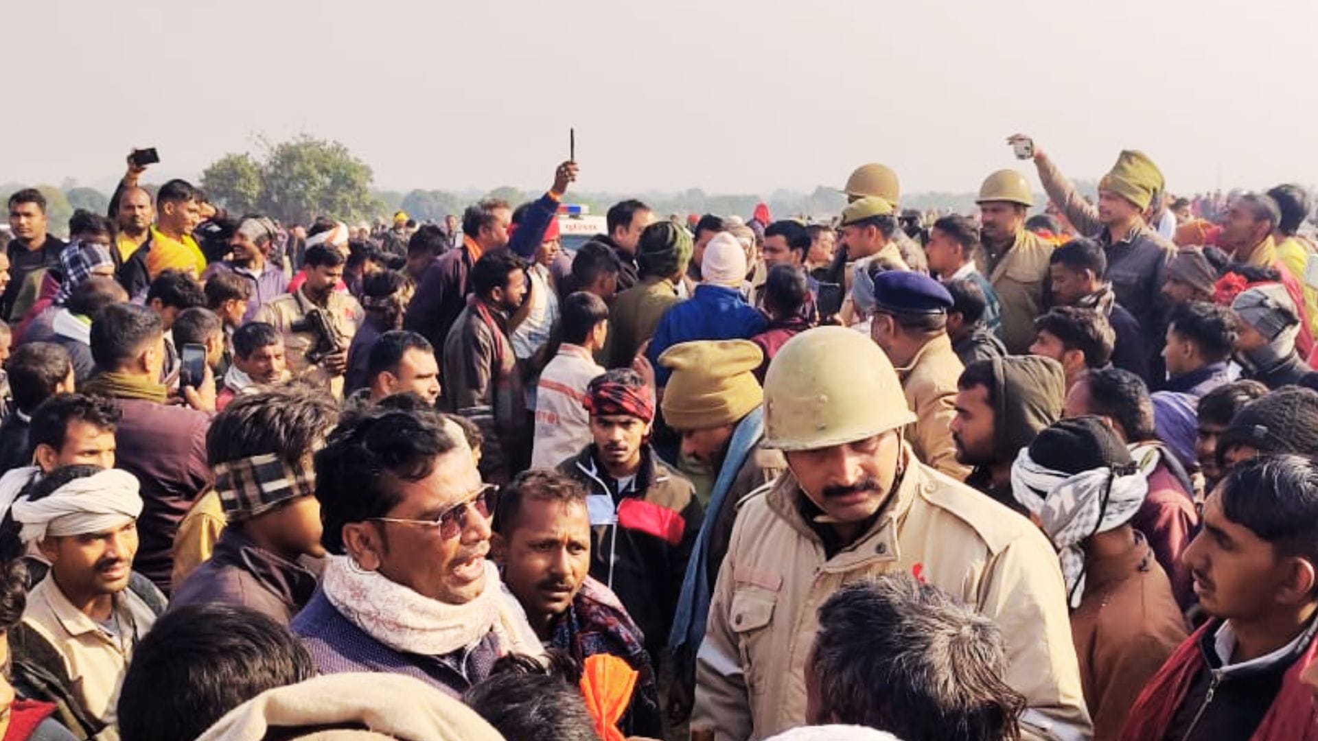 Chaos in Mirzapur Sheep thieves and police held hostage for 12 hours van pelted with stones