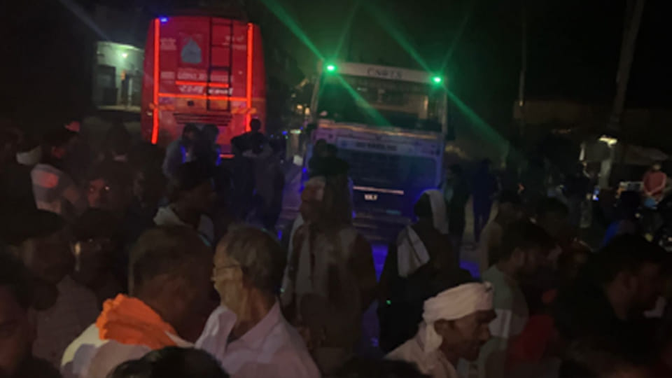 Kannauj: Scooter rider killed in collision with trailer, crowd blocks road