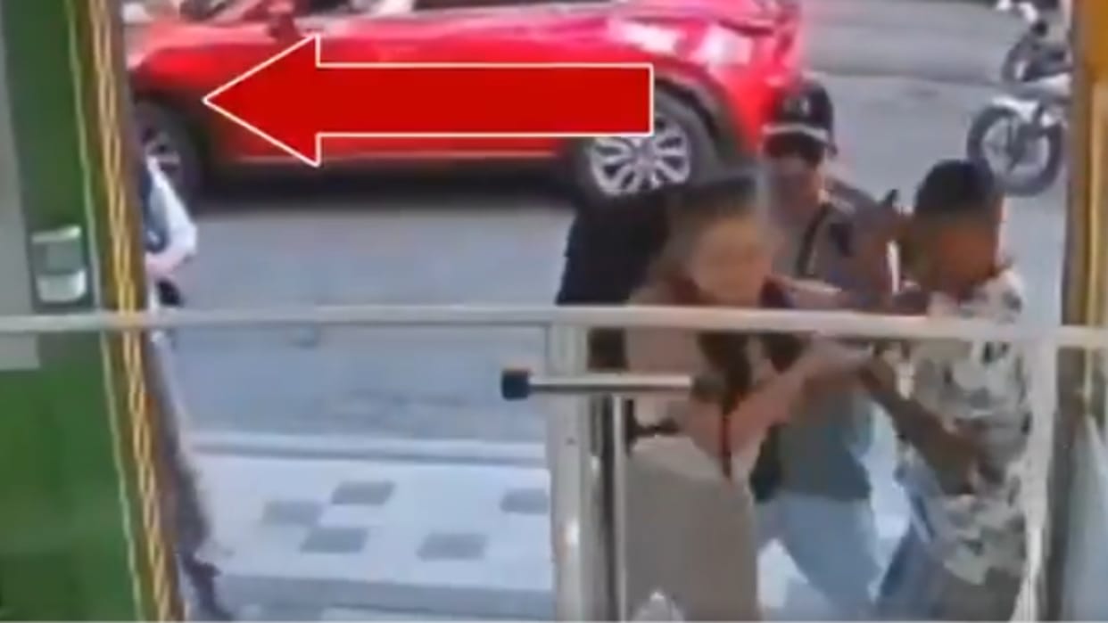 Brave girl confronts knife wielding robber but boyfriend hides behind wall Video goes Viral