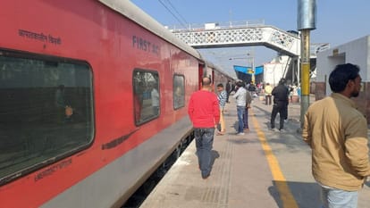 Hathras: महानंदा एक्सप्रेस के पहियों से निकली आग, मचा हड़कंप, 25 मिनट रोकने के बाद प्रयागराज की ओर रवाना Fire broke out from wheels of Mahananda Express