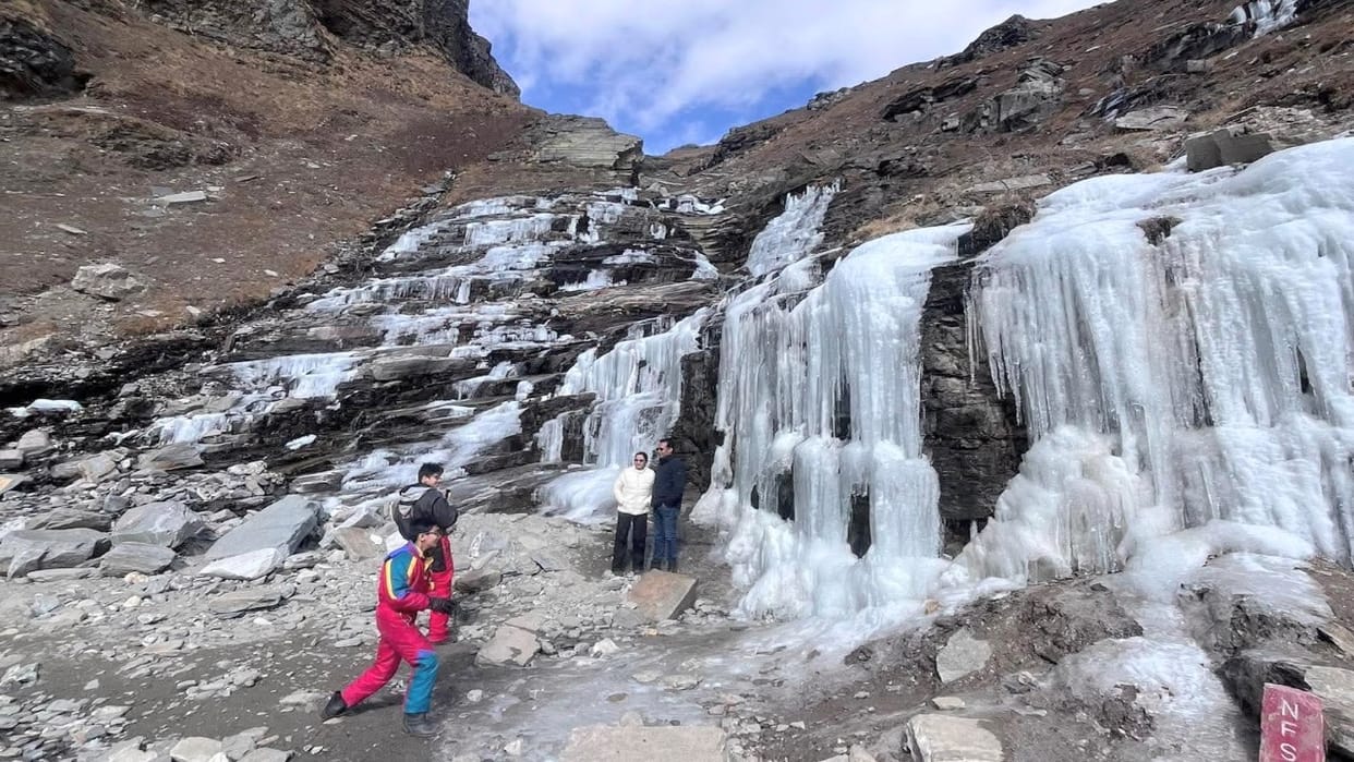 Himachal Weather: lakes and waterfalls Frozen  in Lahau, chances of rain and snowfall in the high mountainous