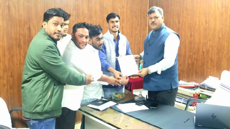 सतनामी समाज के युवाओं ने डीआरएम को सौंपा ज्ञापन: 18 दिसंबर को सभी रेलवे स्टेशनों में पंथी गीत प्रसारण की मांग