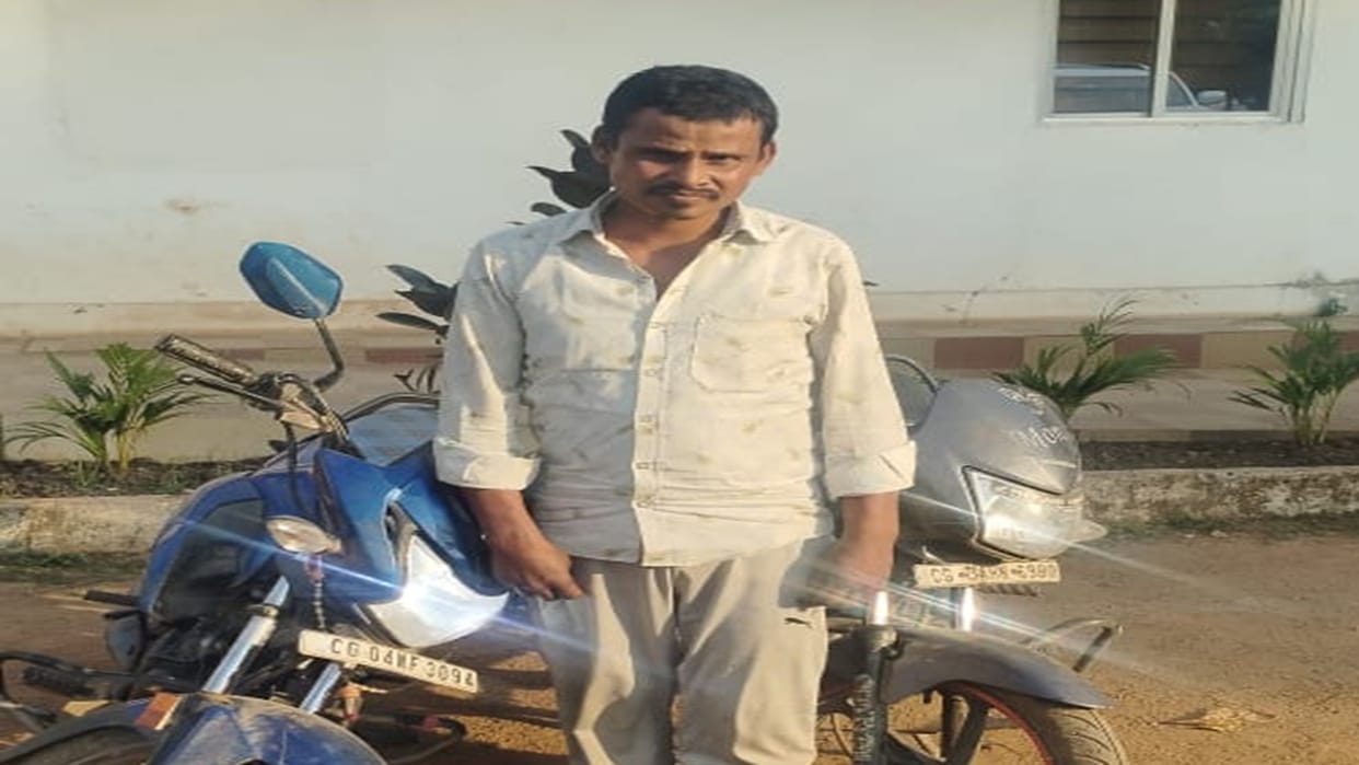 Raipur police arrested accused who used to steal two-wheelers by roaming around city