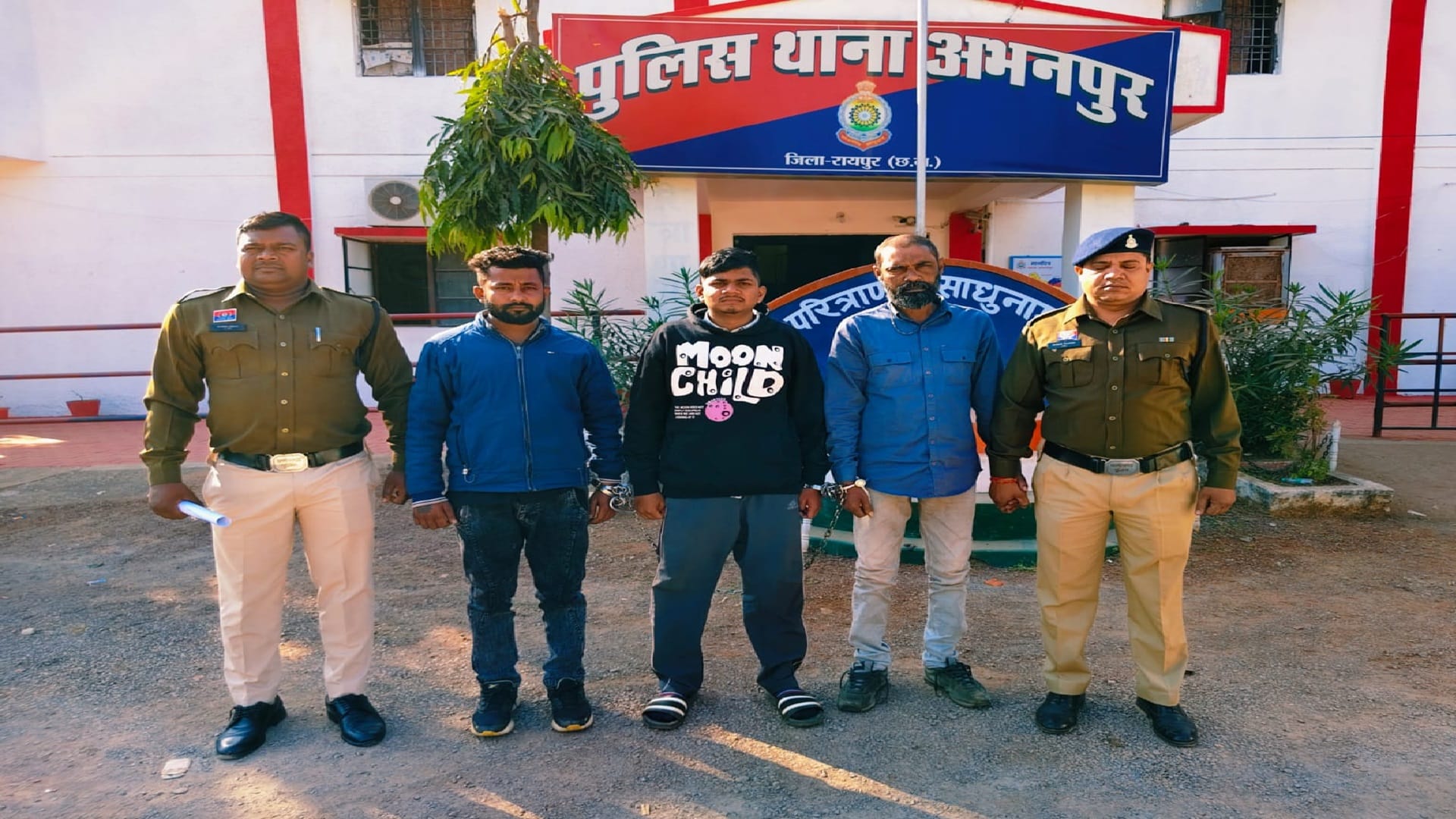 Police arrested three smugglers with ganja in Abhanpur by conducting a blockade