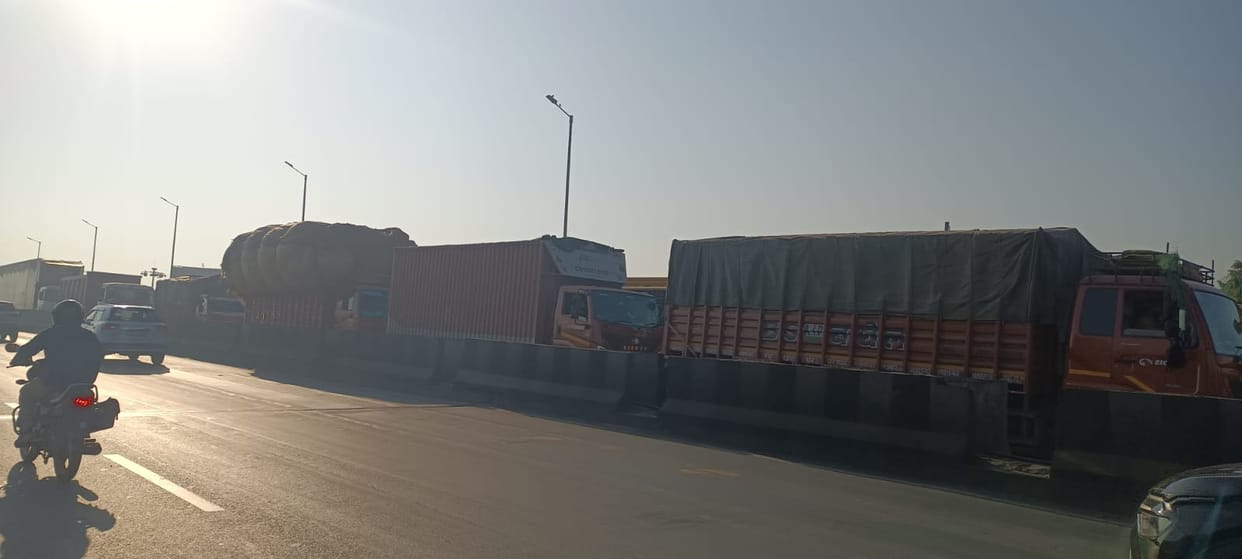 Truck Axle Breaks on Jawahar Bridge in Agra Triggers 1 KM Long Traffic Jam