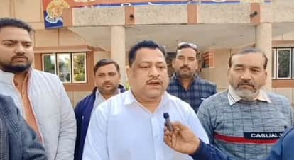 Kanpur Food inspector suspended yet traders angry they will form human chain and march to police station