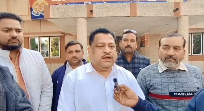 Kanpur Food inspector suspended yet traders angry they will form human chain and march to police station