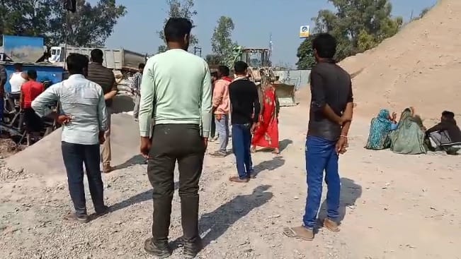 Hamirpur laborer fell into mixing machine and was mixed with gravel and cement Police have shut down plant