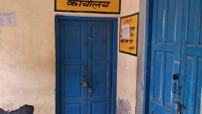 खाद न मिलने पर सहकारी समिति पर लगाया ताला।