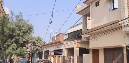 भरत नगर में घरों के ऊपर लाइन में दौड़ रहा 33 हजार वोल्ट का करंट।