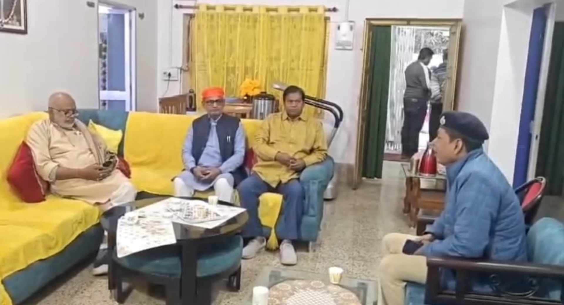 मामले की जानकारी लेते पुलिस अधिकारी