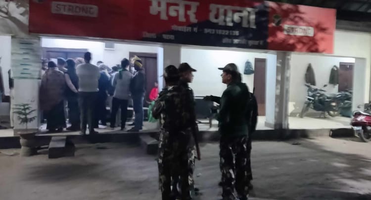 Bihar: मनेर में अवैध बालू खनन पर बड़ी कार्रवाई, सात नाविक गिरफ्तार, तीन नाव जब्त