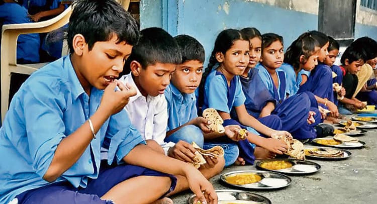 Bihar: 694 की जगह 54 बच्चे! एमडीएम में फर्जी हाजिरी का खेल, प्रधानाध्यापक पर 4.81 लाख रुपये का जुर्माना