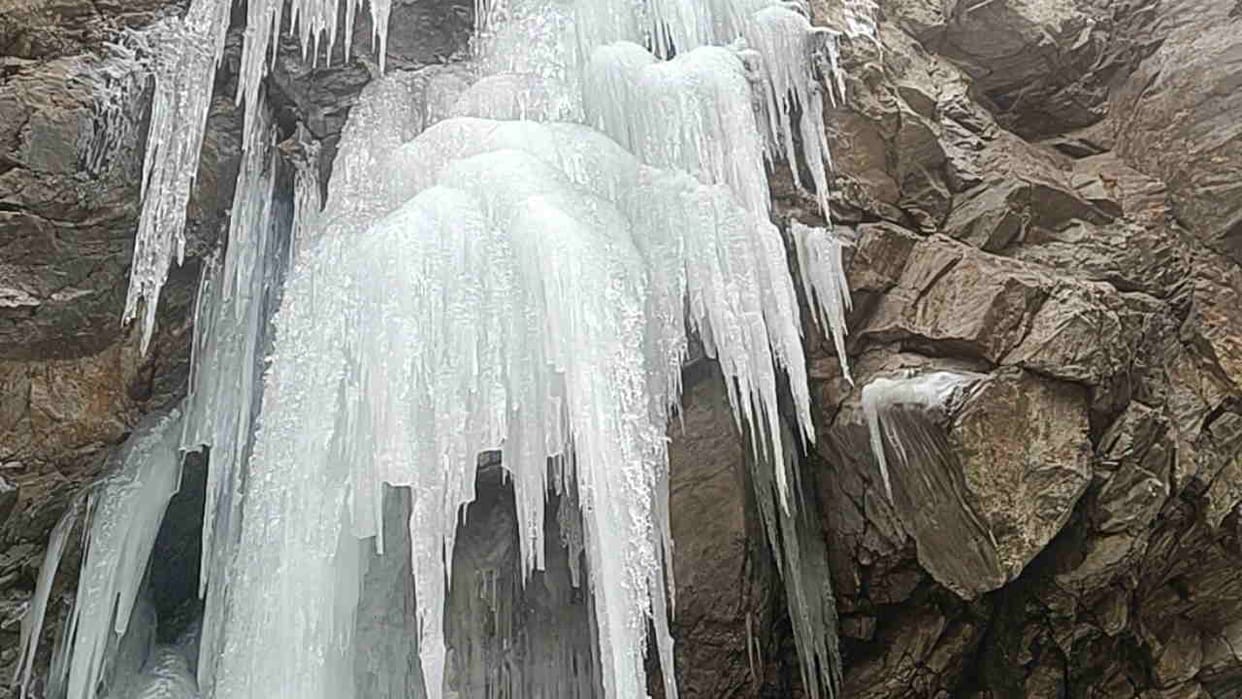 Uttarakhand Weather Chamoli Temperature drops to minus 10 degrees in Niti Valley streams and waterfalls freeze