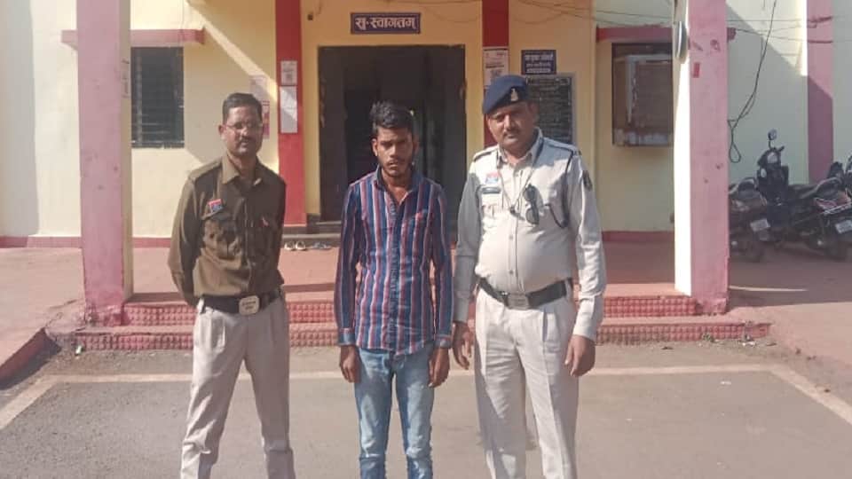 पुलिस की गिरफ्त में आरोपी