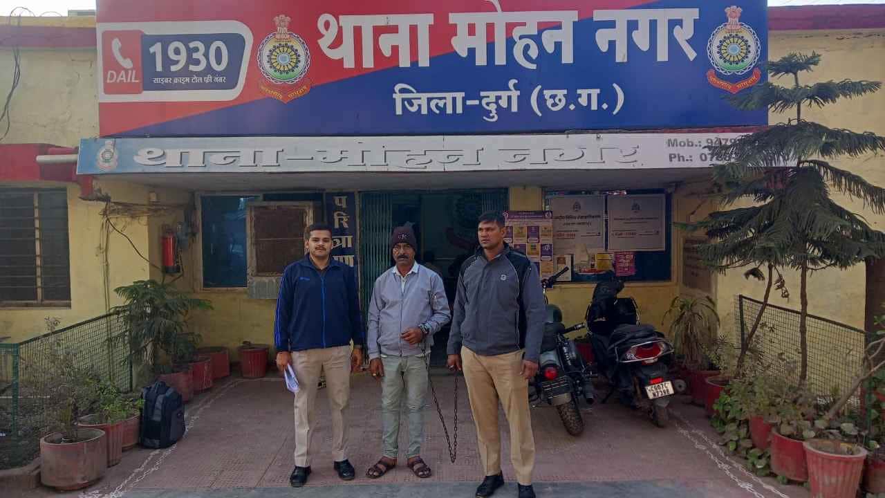पुलिस की गिरफ्त में आरोपी