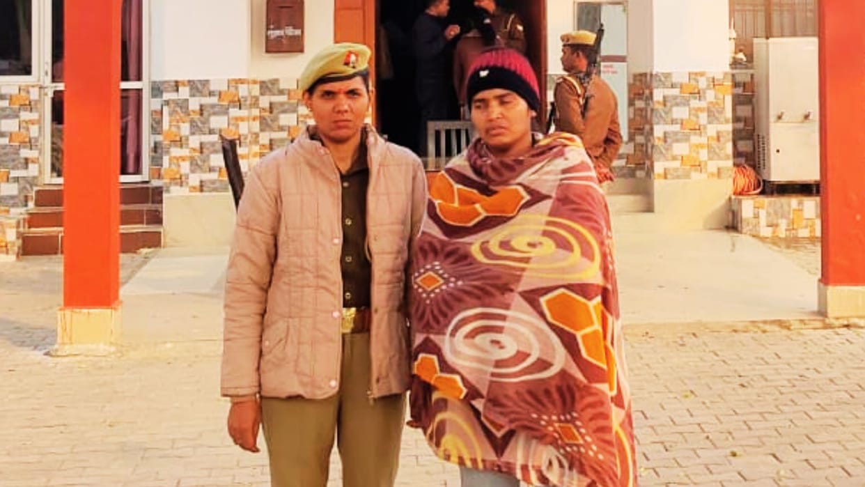 used to travel for free buses and trains wearing police uniform was arrested in azamgarh