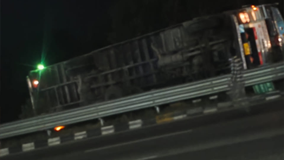 Auraiya: Uncontrolled container truck overturns, driver and helper narrowly escape