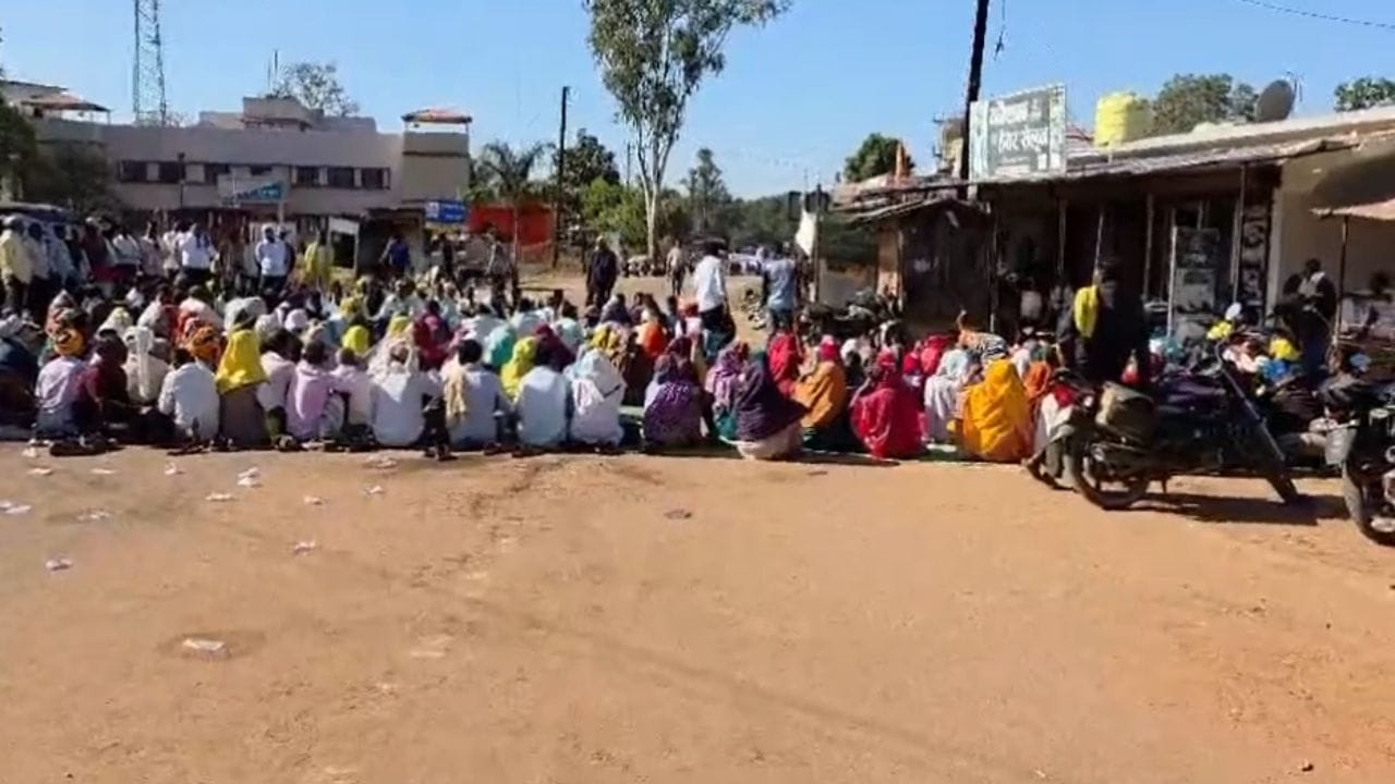 प्रदर्शन करते किसान