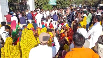 Kabirpanthi community surrounded SP office demanding action in Kabirdham