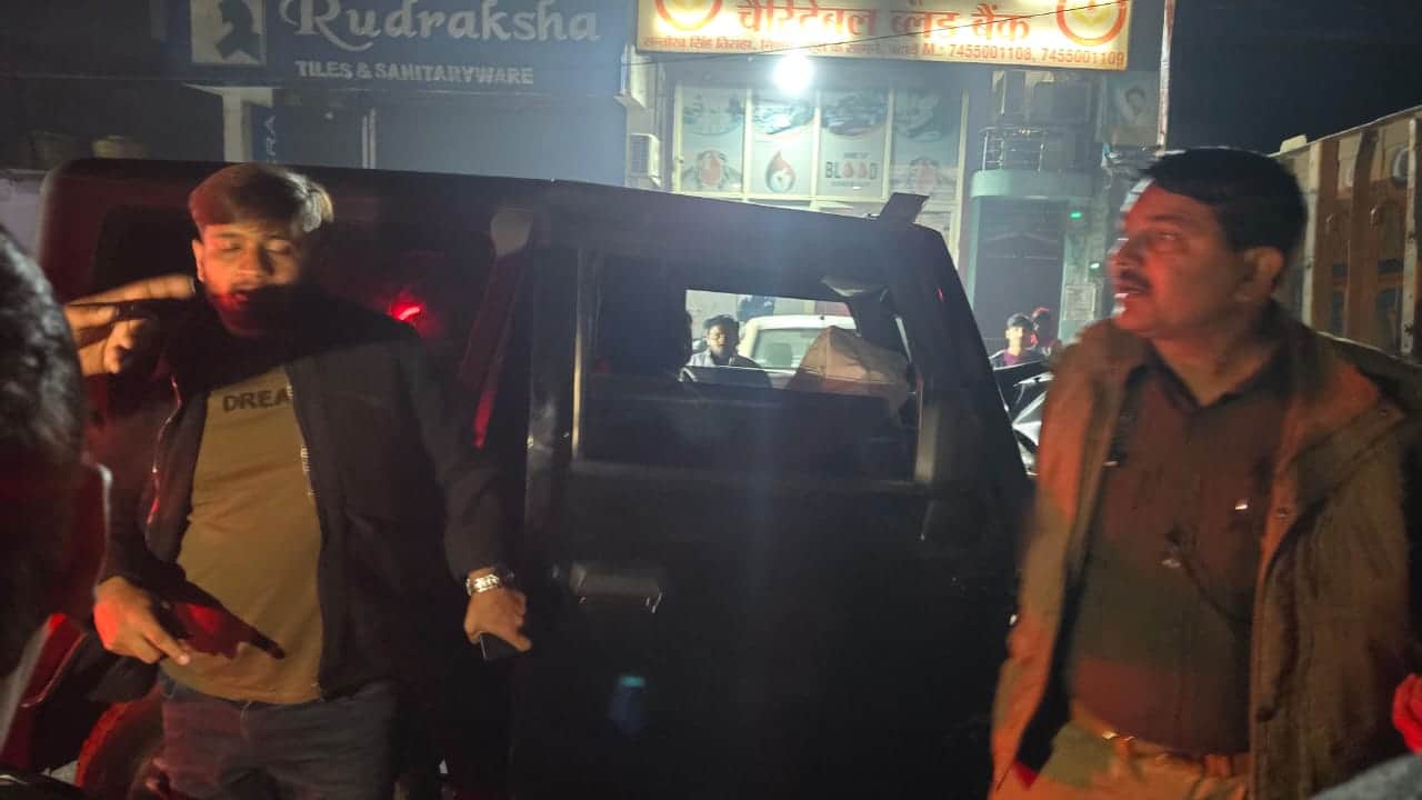 मौके पर मौजूद कार सवार और पुलिसकर्मी