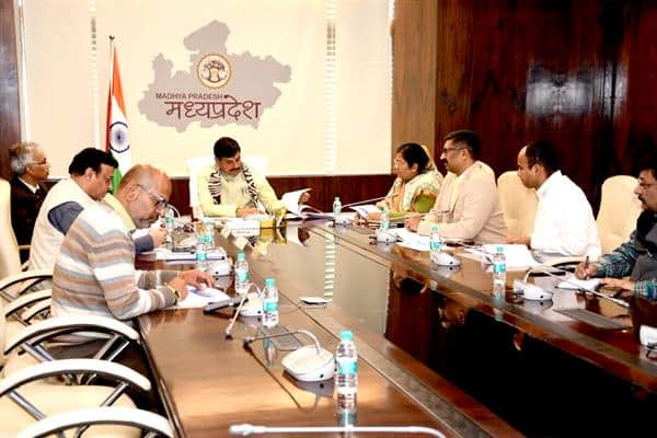 सीएम पीएचई विभाग की समीक्षा करते हुए