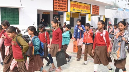 Uttar Pradesh: Eight classes held in two rooms, students took their exams sitting on the floor... officials on