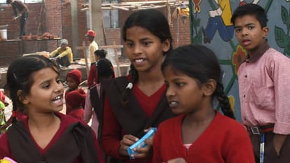 Uttar Pradesh: Eight classes held in two rooms, students took their exams sitting on the floor... officials on