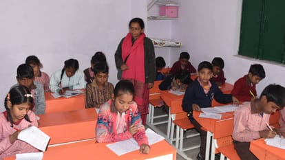 Uttar Pradesh: Eight classes held in two rooms, students took their exams sitting on the floor... officials on