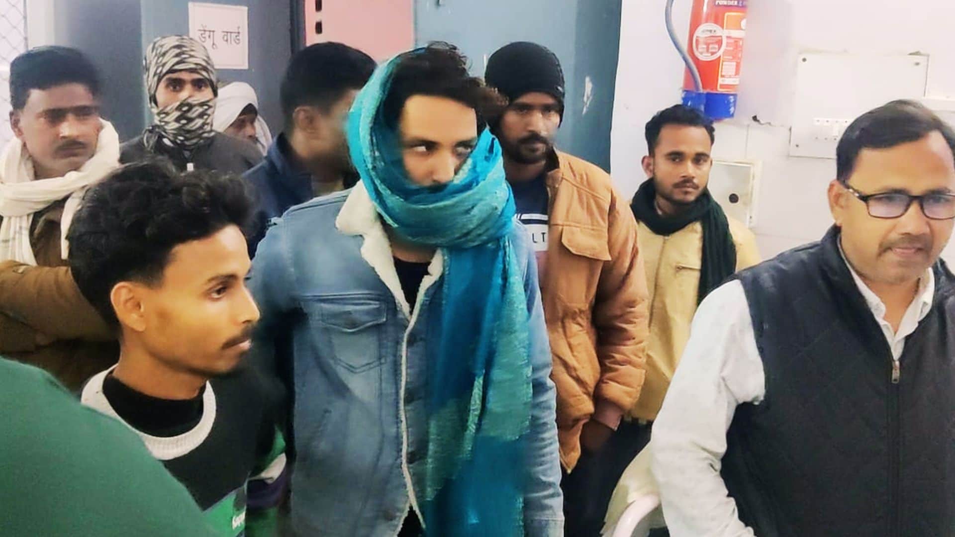 सड़क हादसे के बाद अस्पताल में भीड़।