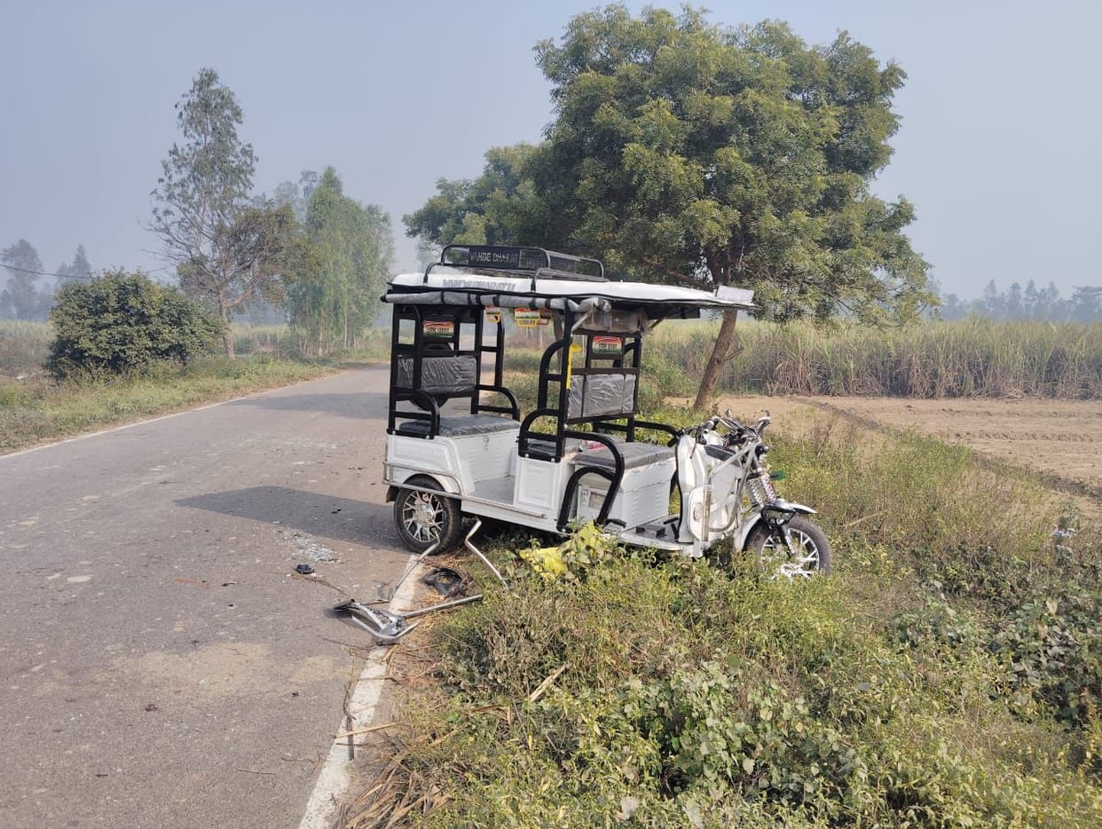 Sitapur: Automobile hit by unknown vehicle in Parsandi, groom going to mass marriage dies
