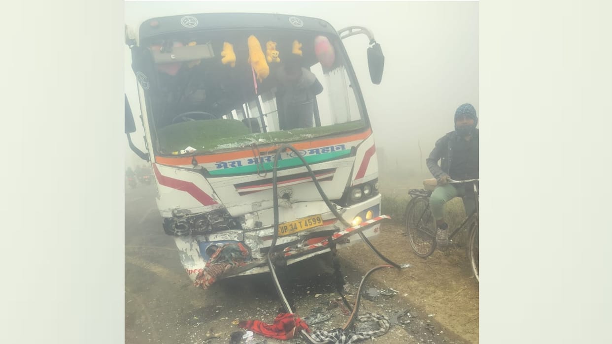 Sitapur: Bus collides with truck parked on the roadside in fog, four injured