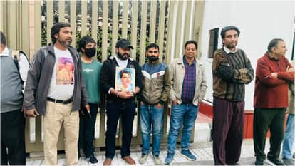 Fans not allowed to Hema Malini Esha Deol hosted Late Actor Dharmendra prayer meeting held in Delhi