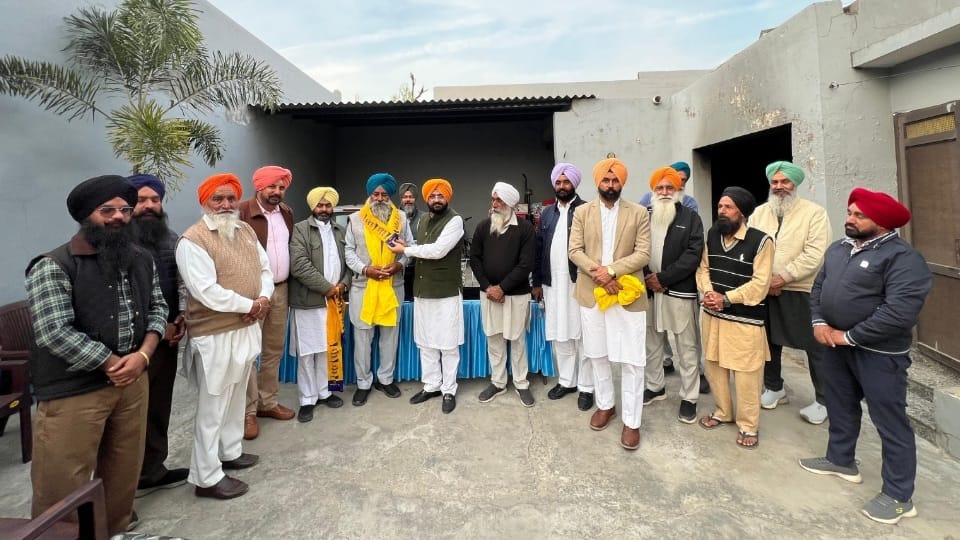 Zila parishad election Former Sarpanch of Khanna village Mahoun left SAD and joined AAP