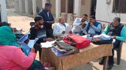 saints and sages filling in names of Sita Kaushalya and Sumitra in mother column of SIR form In Ayodhya