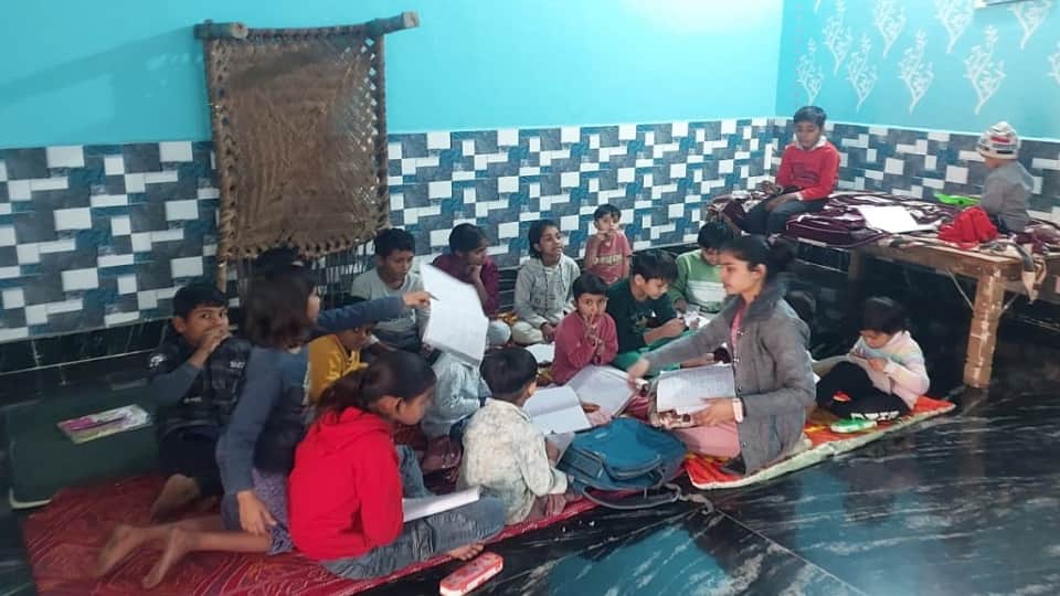 UP Budhaich Village With 400 Families and Over 300 Government Employees Know Details in Hindi