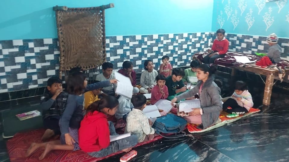 UP Budhaich Village With 400 Families and Over 300 Government Employees Know Details in Hindi