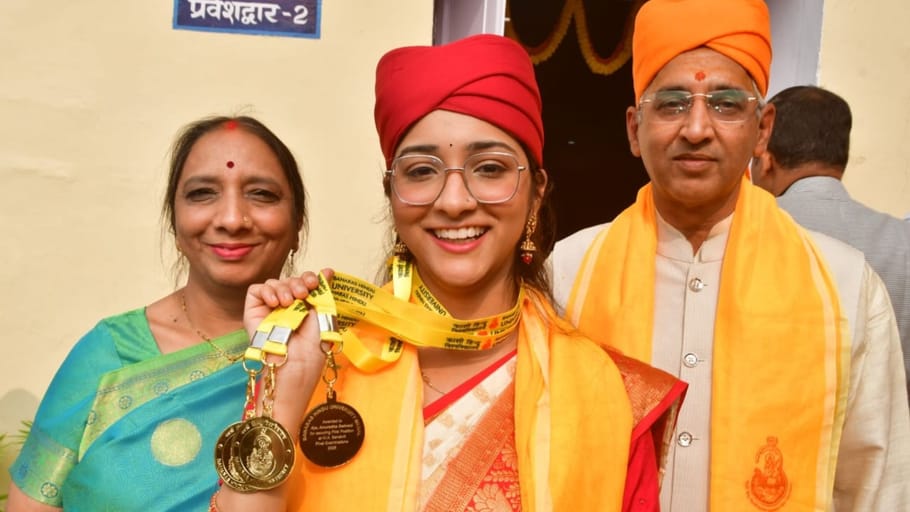 BHU convocation ceremony 29 gold medalists oath in English and Anuradha and Tuhin received Chancellor Medal